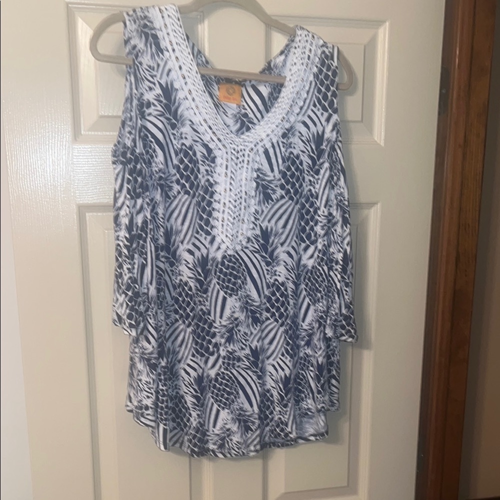 Women's Black and White Top